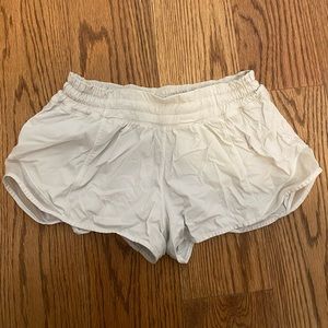 size 4 white hotly hots 2.5 inch